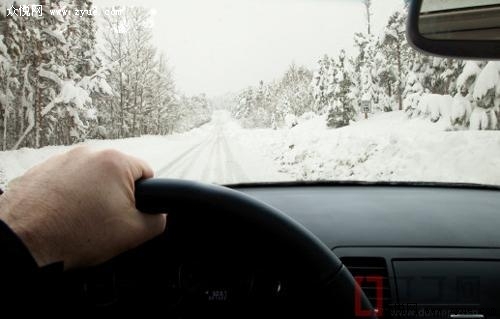 冬天下雪天 湿滑路面开车技巧